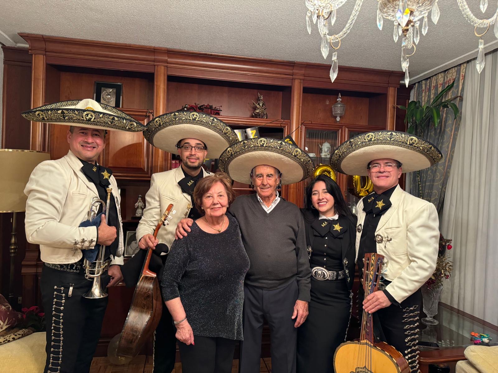 Mariachi Acapulco posando con clientes en celebración privada en Madrid - aniversario 20
