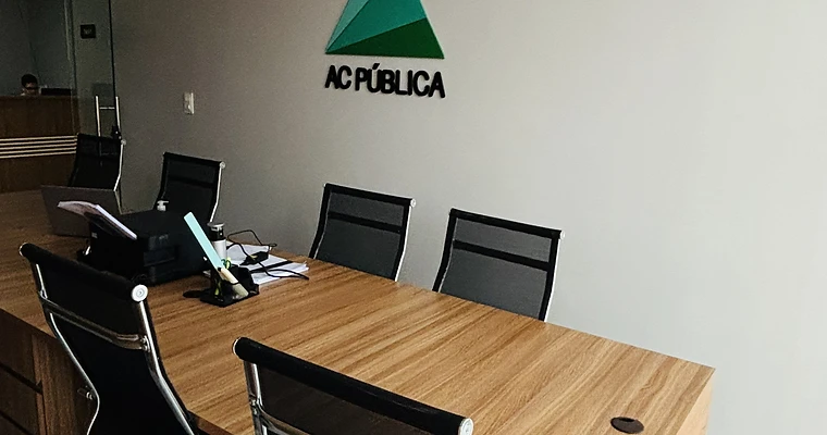 Sala de reunião da AC Pública com logo na parede