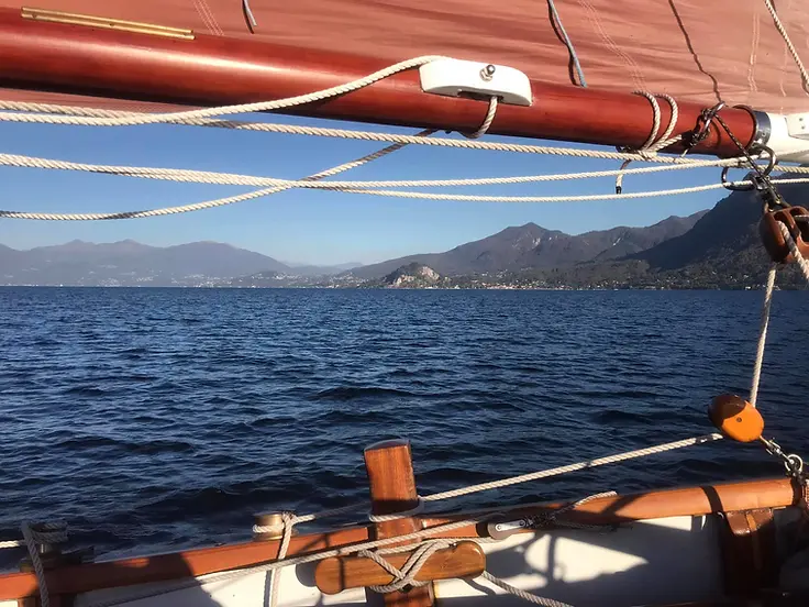Segeln auf dem Lago Maggiore: Entspanntes Segelerlebnis ohne eigenen Bootsführerschein