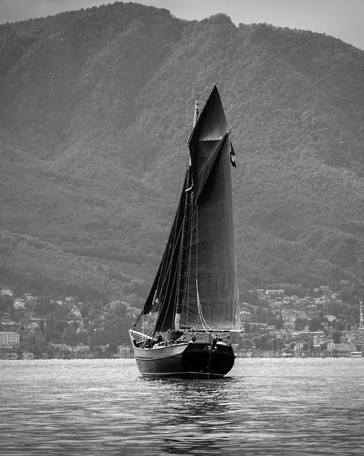 Christopher, Skipper und Gründer von Striga Constanze, auf dem Gaffelkutter am Lago Maggiore