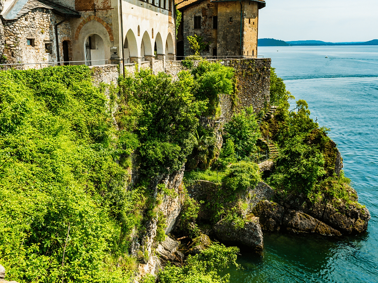Magische Morgenstimmung: Bootstour Santa Caterina del Sasso