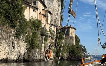 Santa Caterina del Sasso vom Wasser aus erleben – ohne Menschenmassen an der Uferpromenade