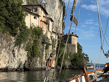 Magische Morgenstimmung: Bootstour Santa Caterina del Sasso