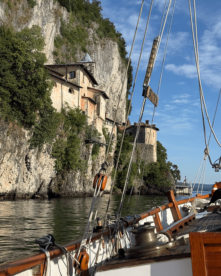 Perché un tour in barca a Santa Caterina del Sasso con la Striga Constanze