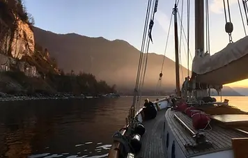 Paar an Bord bei Sonnenuntergang