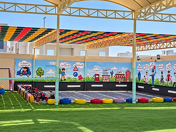الملعب الخارجي وقرية المرور