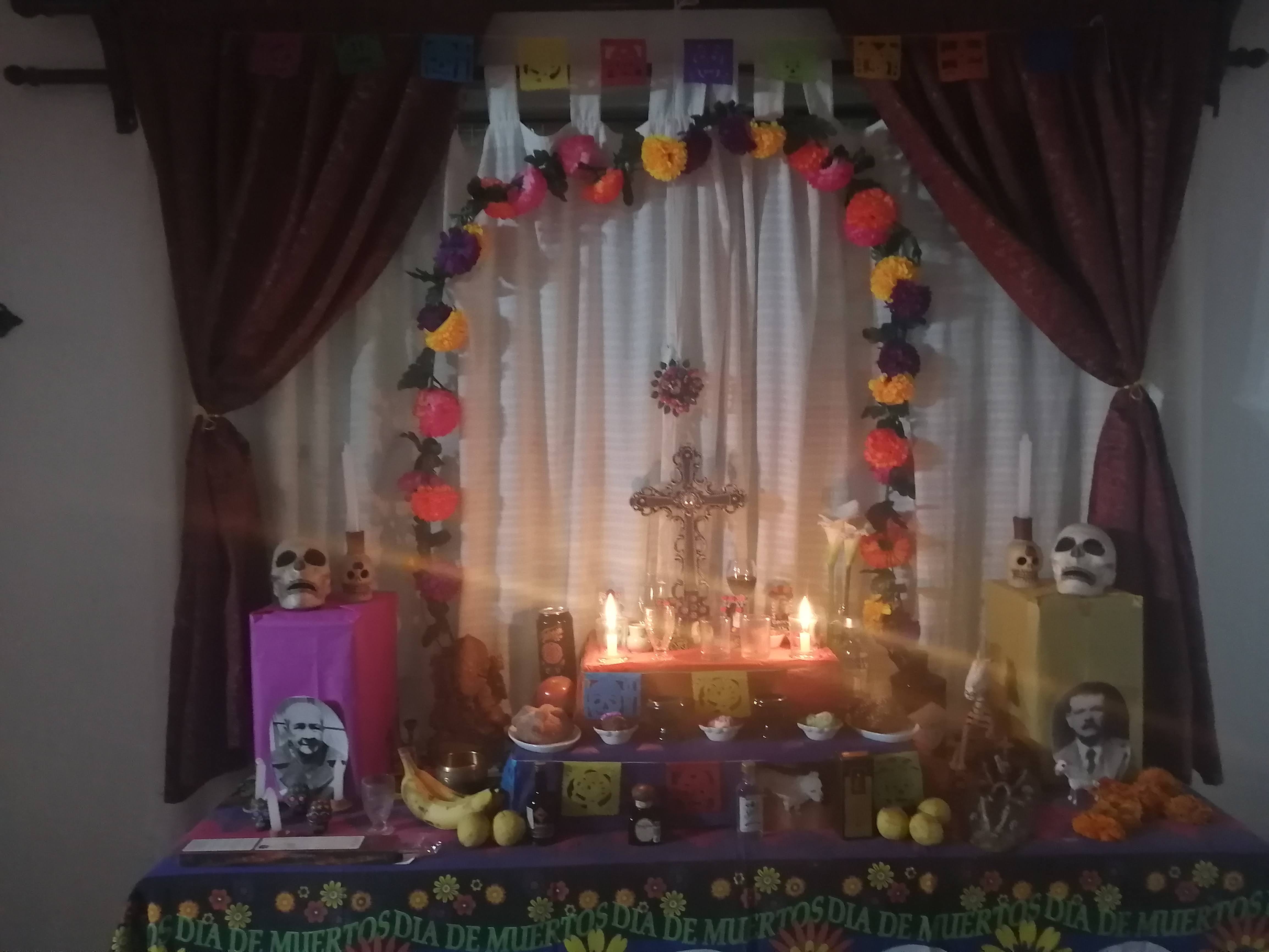Día de Muertos altar