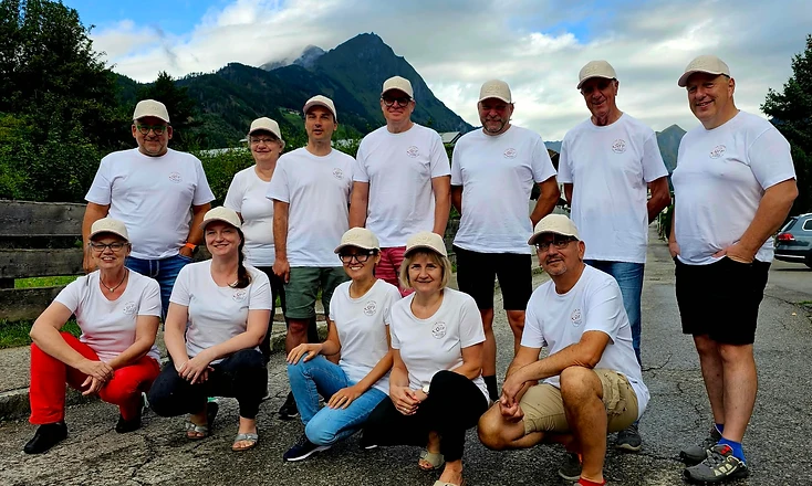 QFP-Team und Partner bei einer gemeinsamen Teamaktion in den Bergen