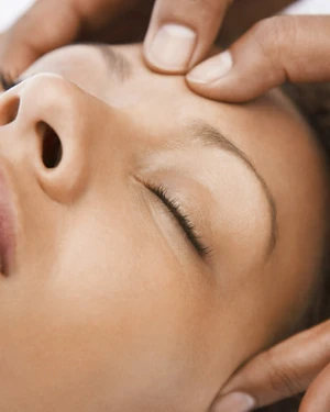 Illustration de la pratique Massage crânien — Étirements et pressions
