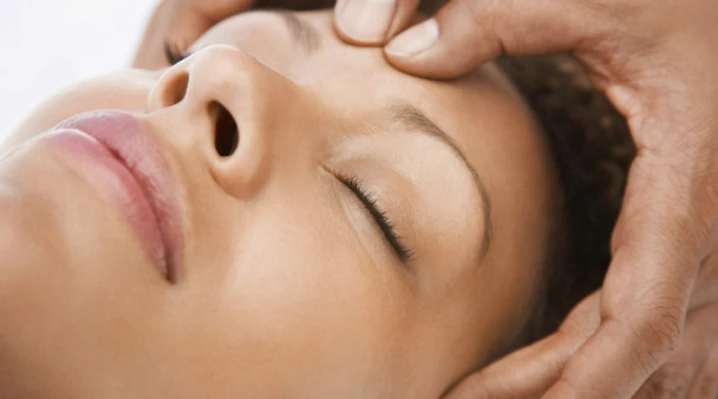Illustration de la gestuelle — Massage crânien — Étirements et pressions