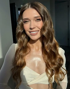Glowing bridal makeup and waves