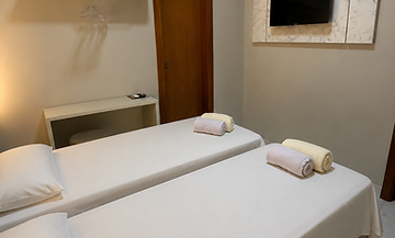 Quarto com TV e armário