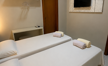 Quarto com TV e armário
