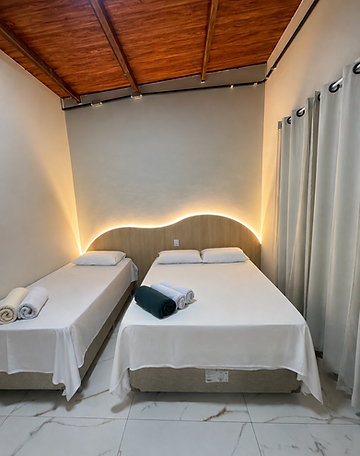 Suíte com cama de casal e solteiro
