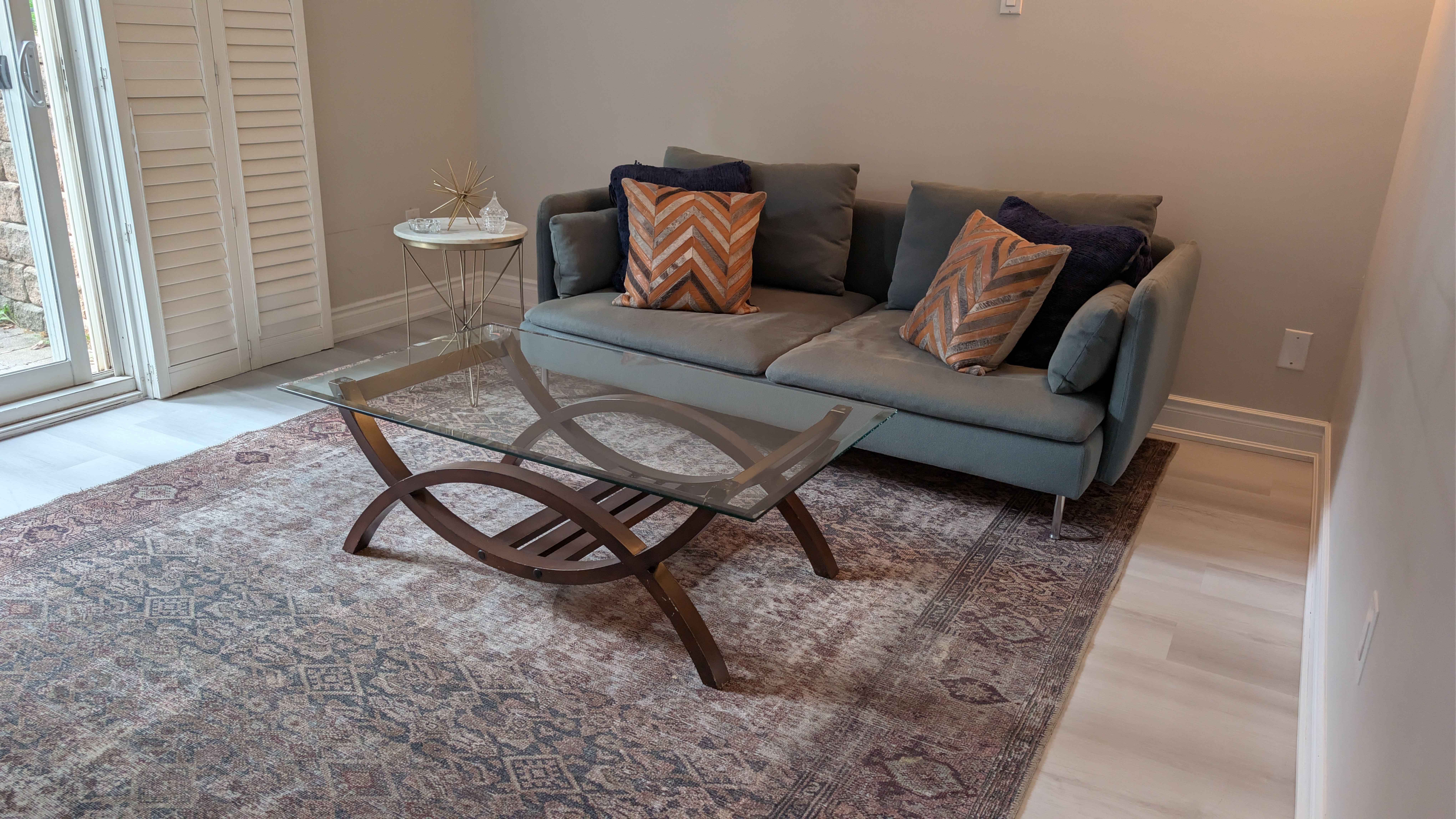 Guest-ready living area reset by the StayFresh team