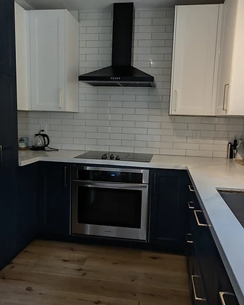 Modern kitchen with navy cabinetry reset and guest-ready