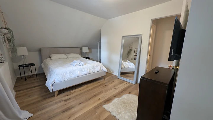 Guest-ready bedroom reset by the StayFresh team