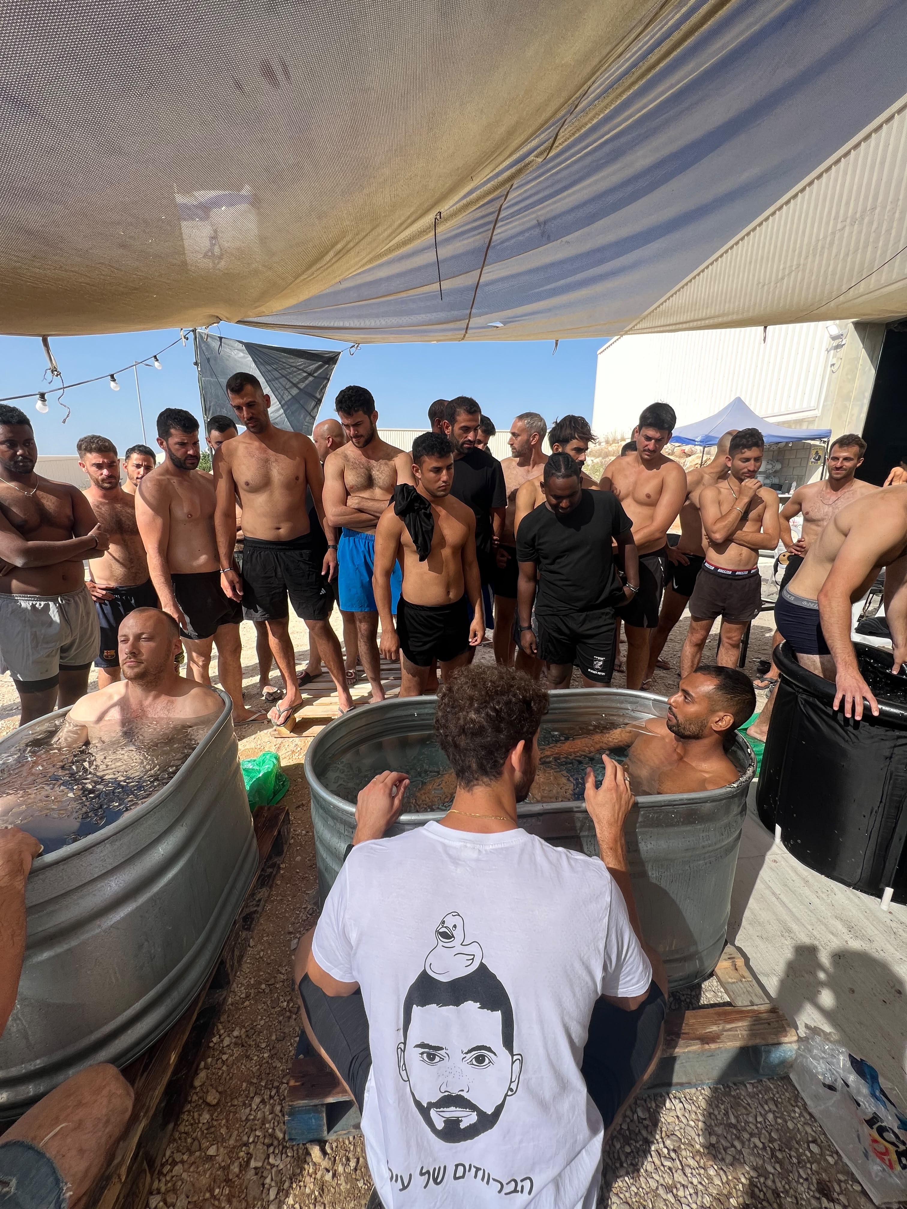 קבוצה סביב אמבטי קרח בסדנת קרח בחוץ