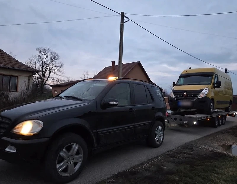 Autómentő jármű platós pótkocsival, alkonyatkor