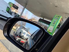 Klasszikus autó szállítása, tükörképe a vezetői tükörben