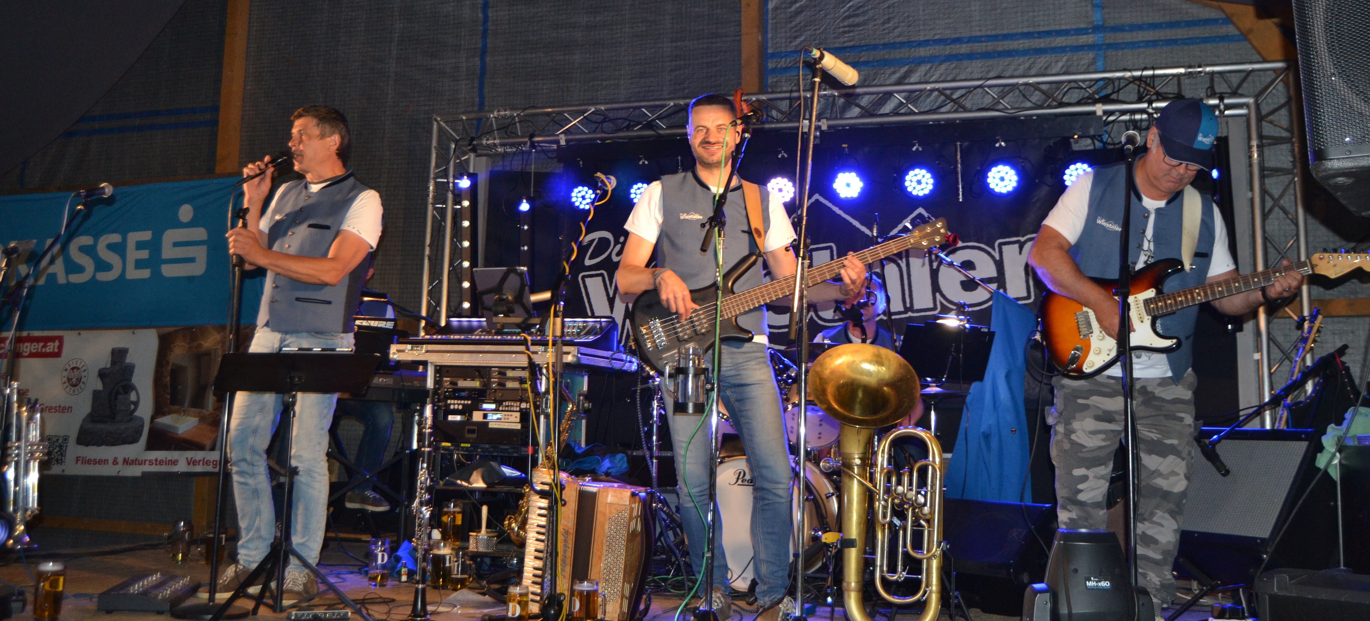 Die Wiestaler spielen mit E-Bass, E-Gitarre, Schlagzeug und Keyboard live auf der Bühne