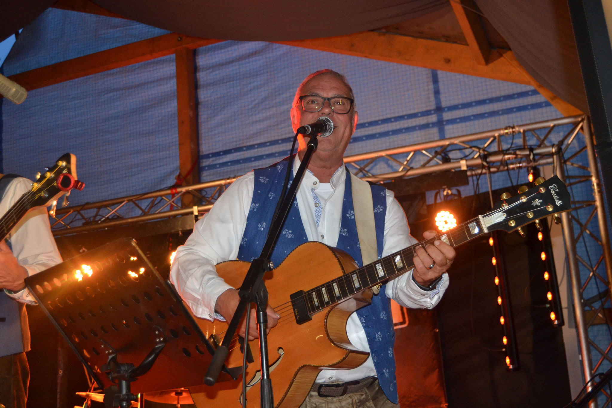 Christian an der Gitarre