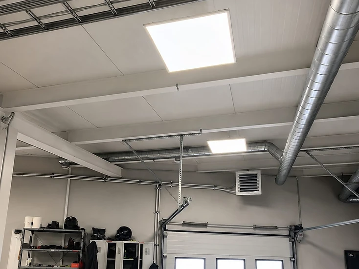 Ventilācijas spirālveida gaisa vadi un LED apgaismojums pie griestiem