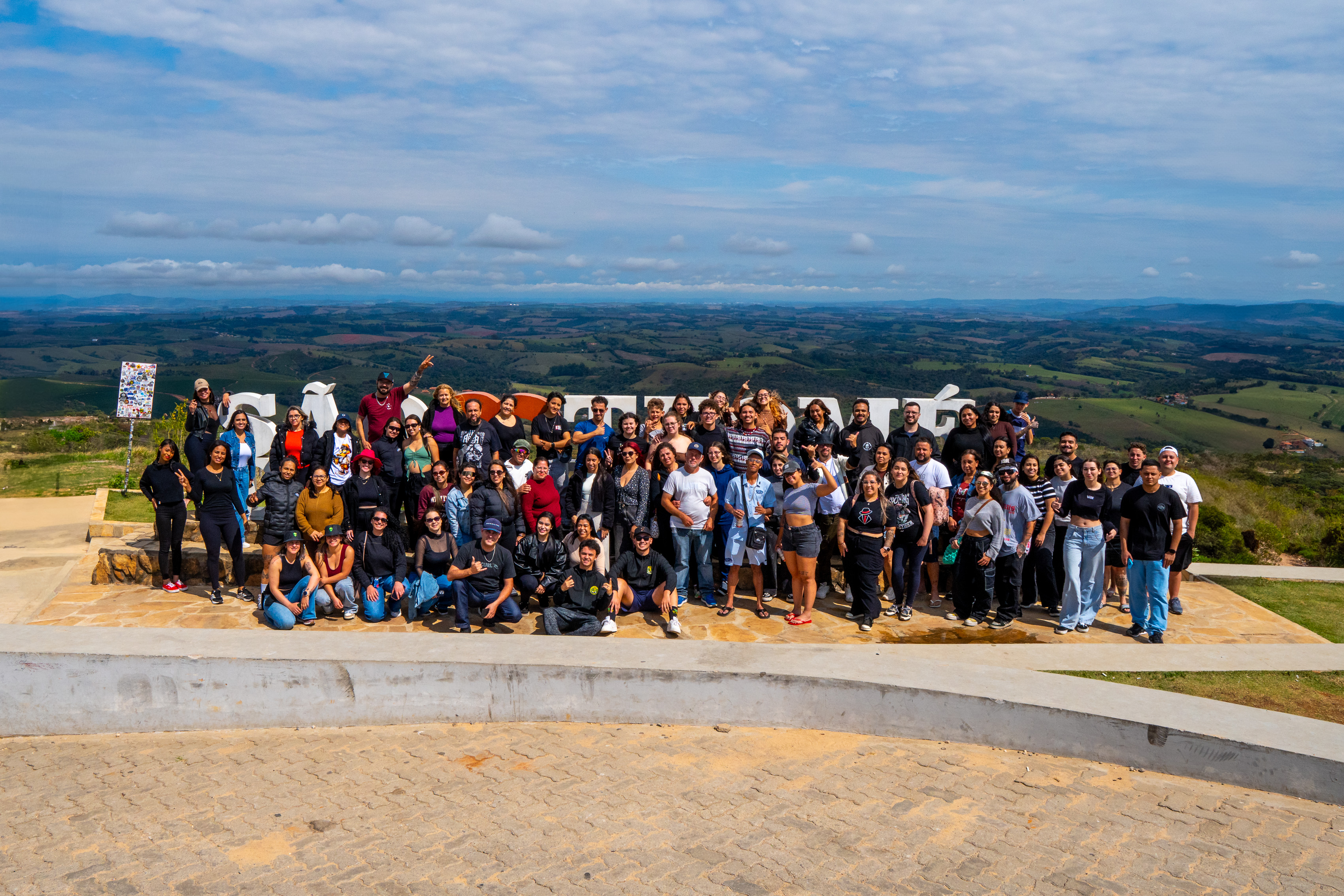 Grupo de viajantes em excursão