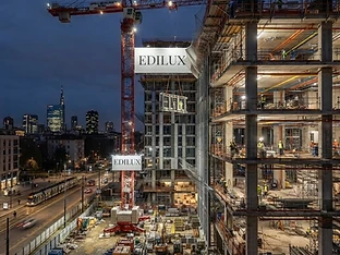 Cantiere verticale con gru brandizzata EDILUX