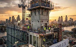 Cantiere edile organizzato con operai e segnaletica EDILUX
