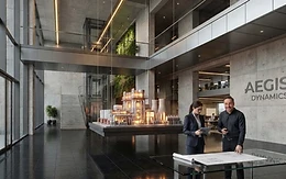 Interno architettonico di pregio con struttura in vetro
