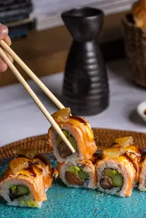 Sushi de salmón servido con palillos