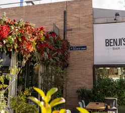 Fachada y terraza exterior de Benji's Bar