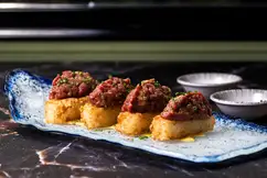 Bocados de tartar servidos sobre arroz crujiente