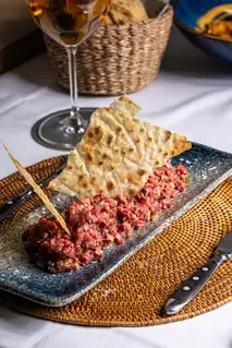 Tartar de carne con pan crujiente
