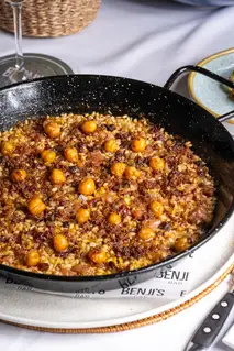 Arroz de Benji’s Bar servido en paella