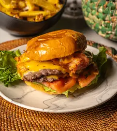 Hamburguesa de Benji's Bar con queso y patatas