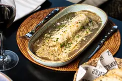 Plato gratinado en salsa de setas