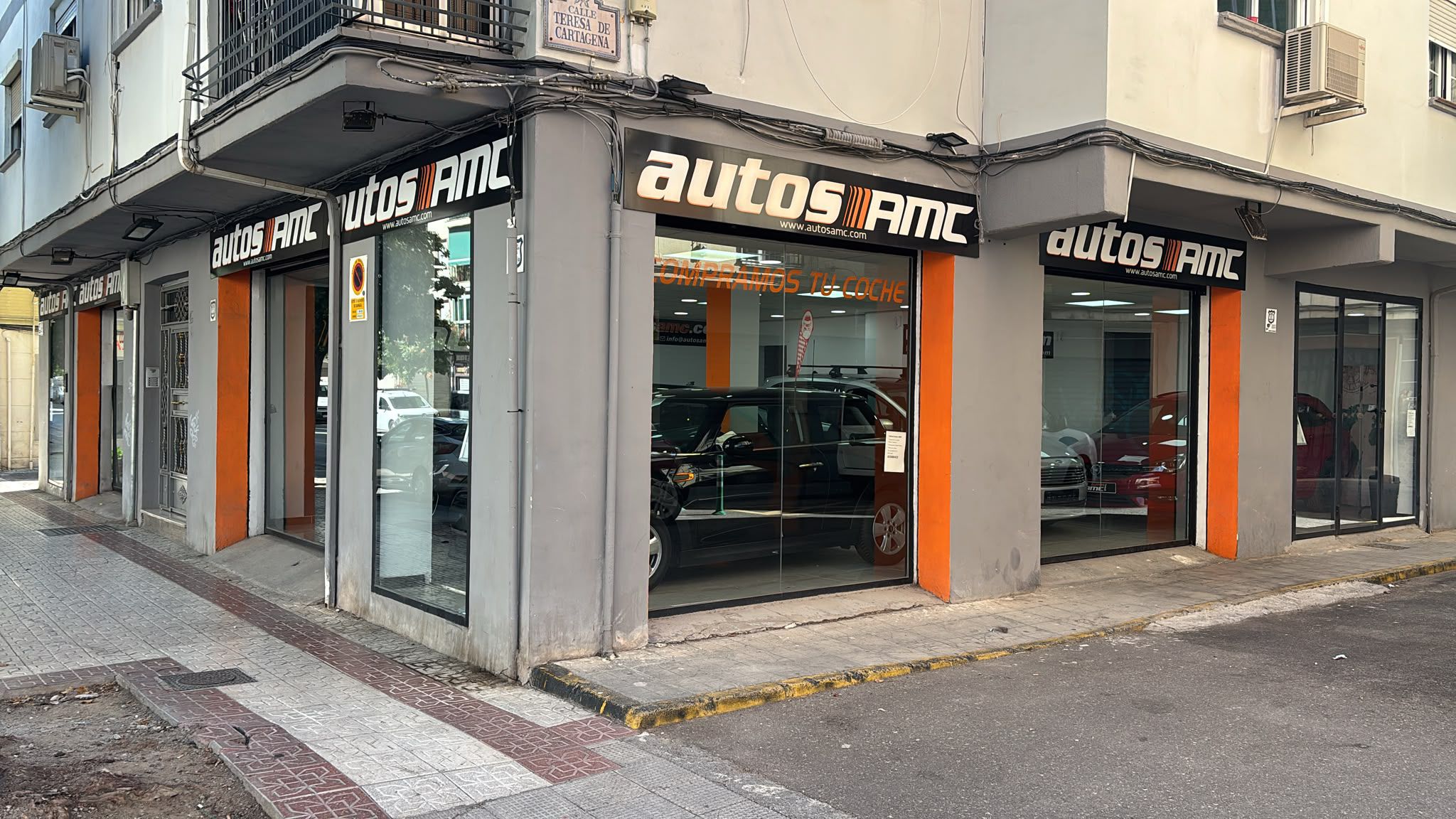 Escaparate de Autos AMC con vehículos en exposición
