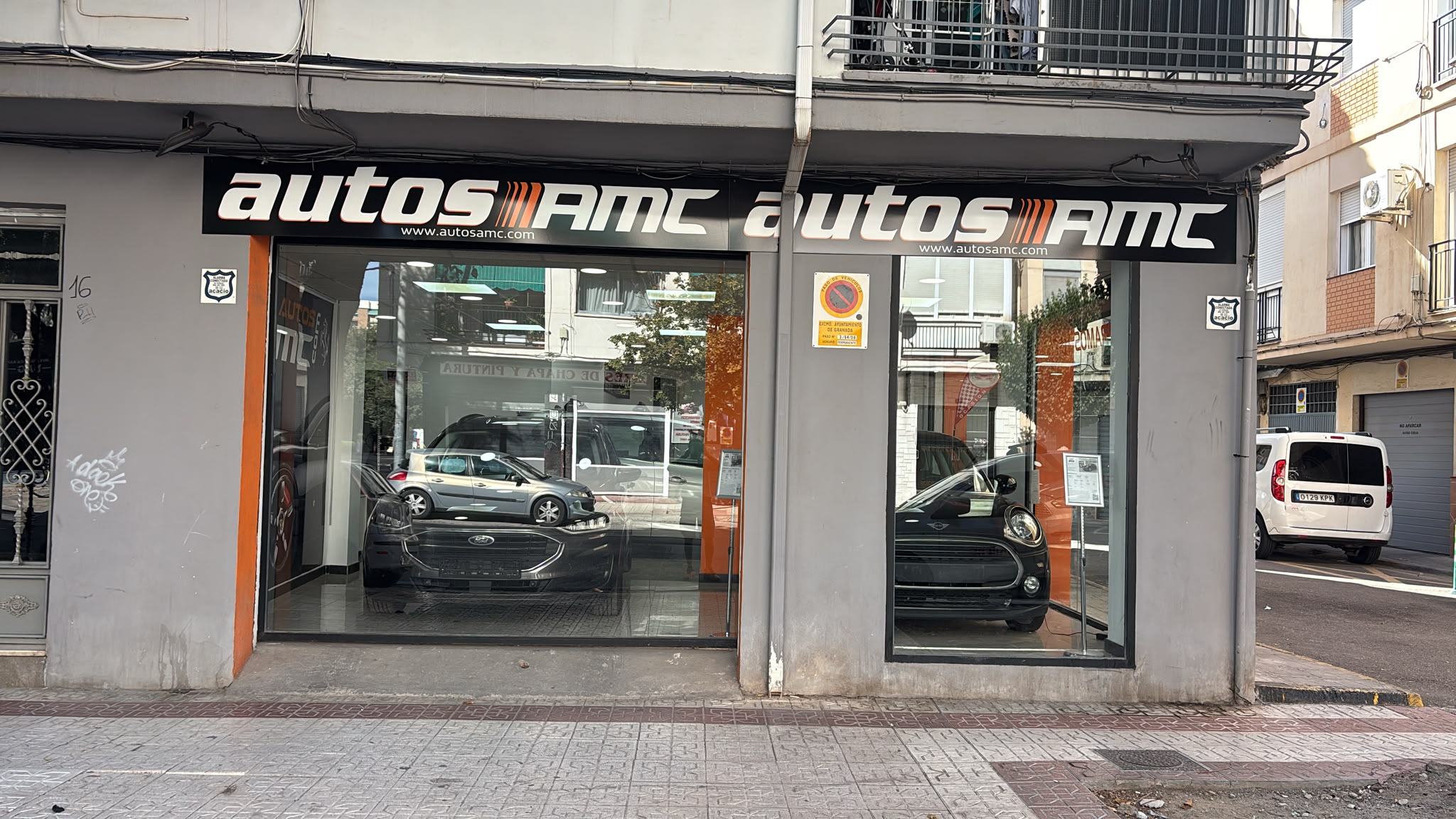 Fachada del concesionario Autos AMC en Granada