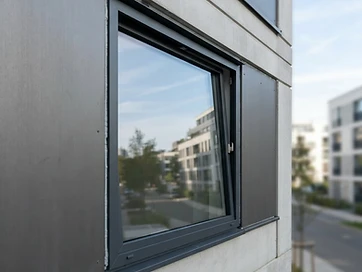 Ventana oscilobatiente de aluminio gris con rotura de puente térmico