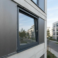 Ventana oscilobatiente de aluminio gris con rotura de puente térmico