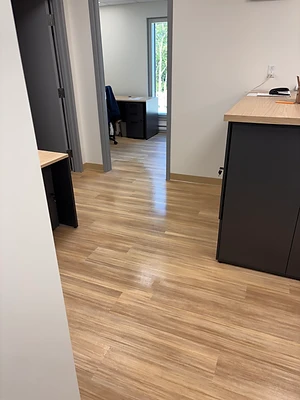 Plancher d’aspect bois dans un espace de bureaux.