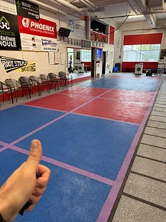 Vue du plancher d’une salle de sport après une intervention de nettoyage commercial.