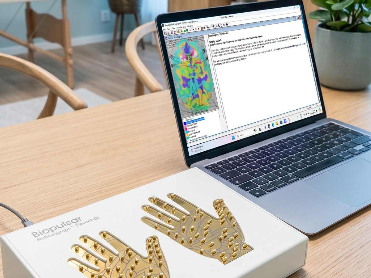 Biopulsar - Reflexograph sensor board connected to a laptop showing a live reading