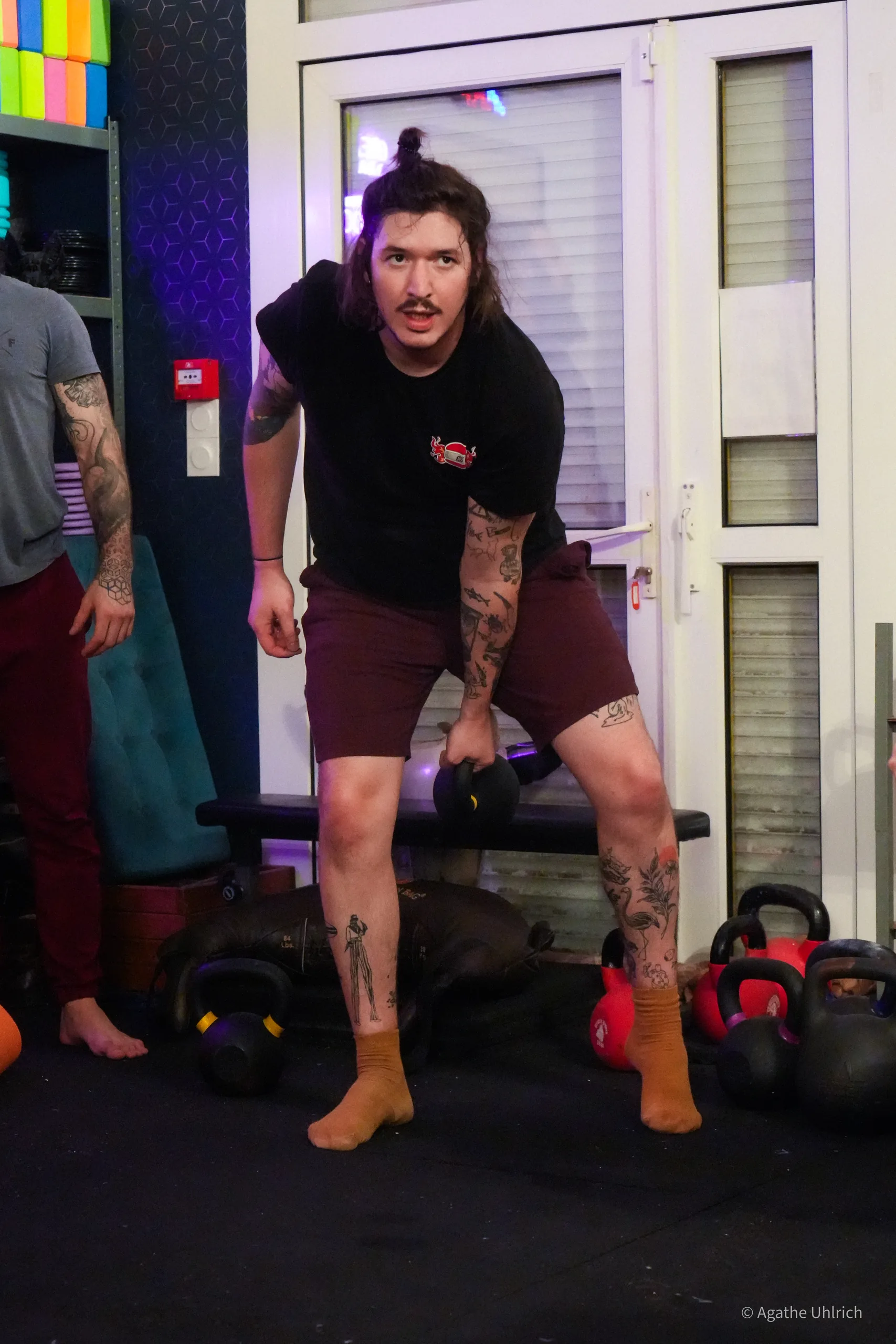 Coach The Roar Style en squat avec une kettlebell en rack