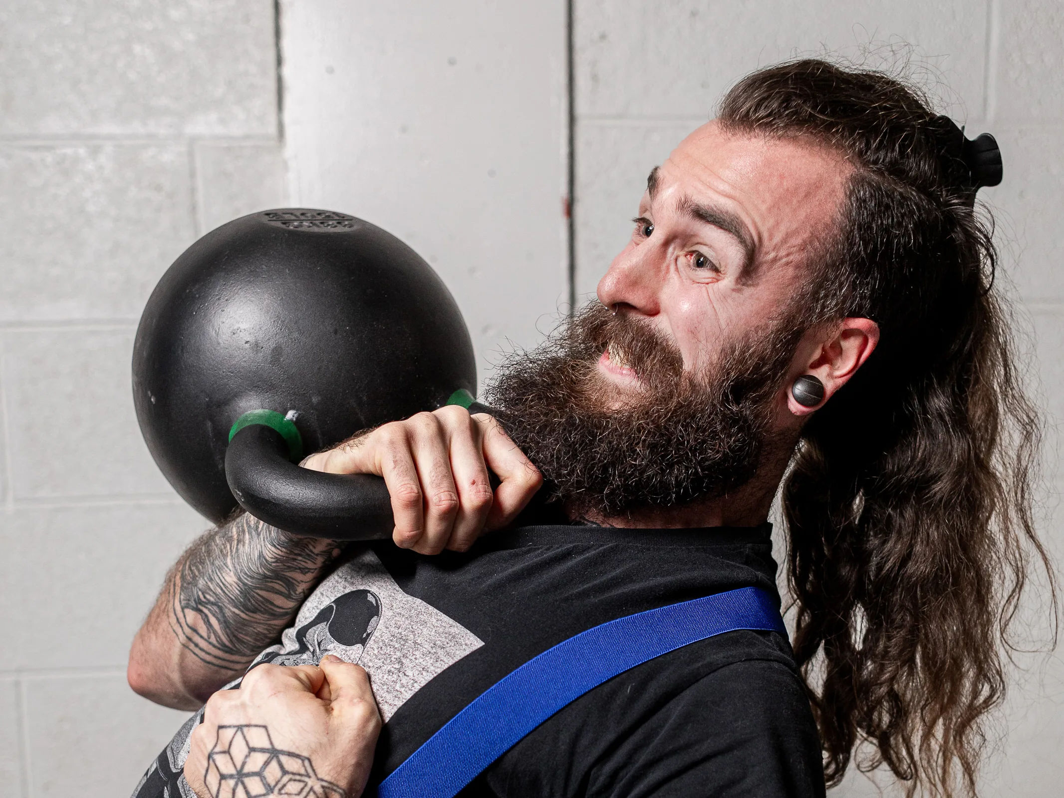 Athlète tenant une kettlebell en position rack
