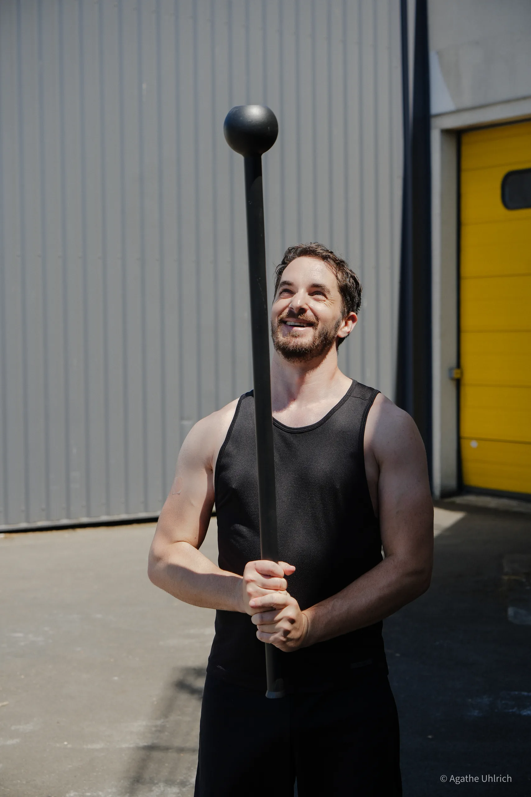 Coach The Roar Style en squat avec une mace au studio