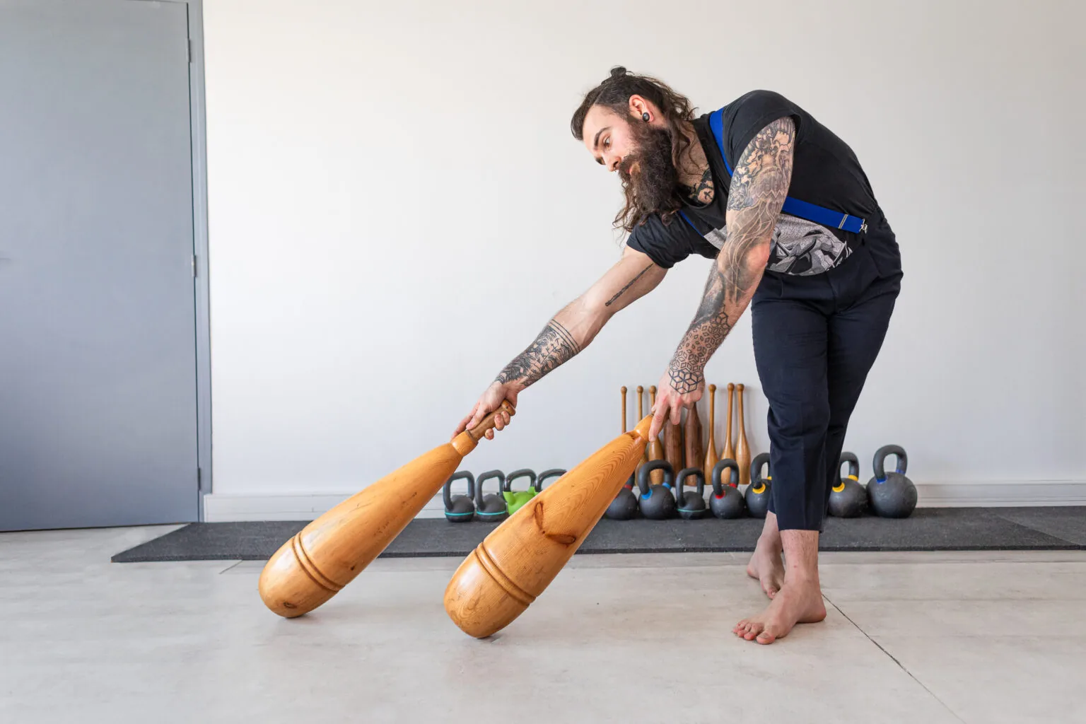 Massues, maces et kettlebells du studio The Roar Style