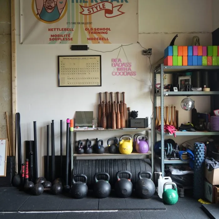 Massues, kettlebells et matériel du studio The Roar Style